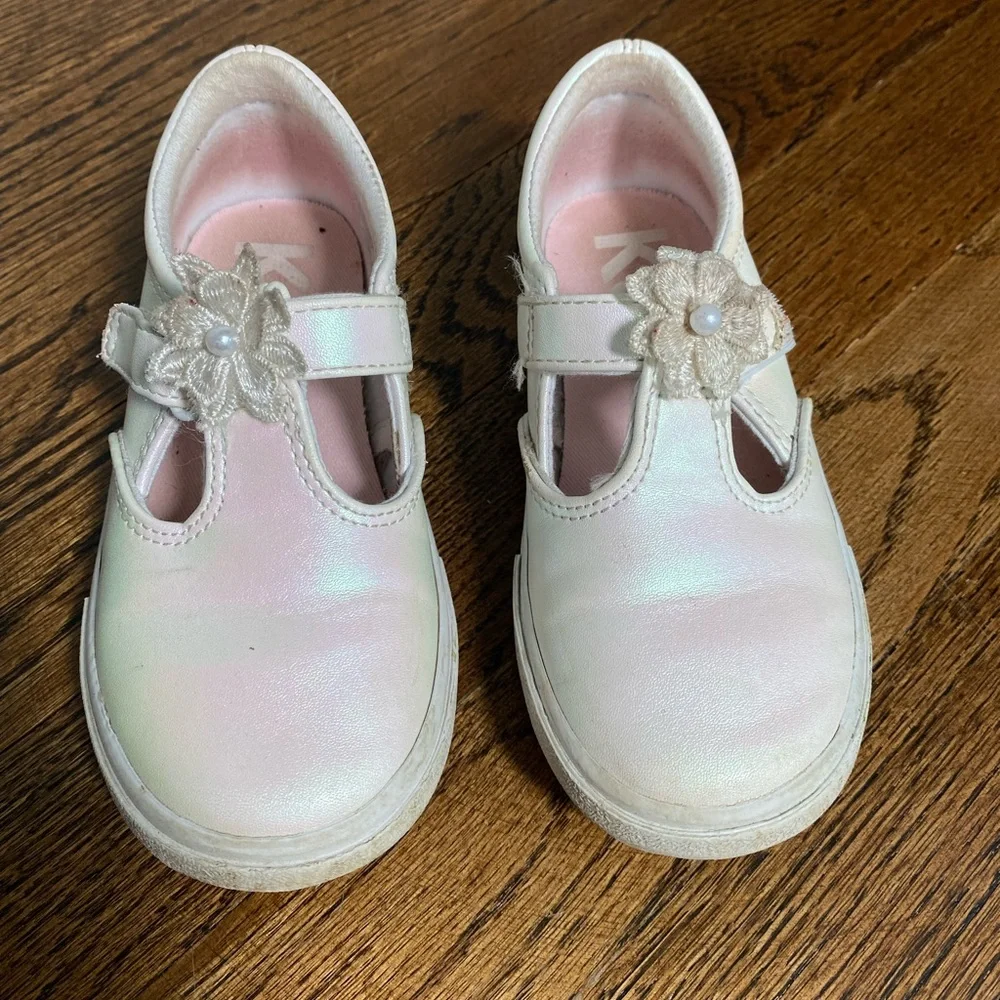 Keds- Daphne flower white pearlized toddler girl size 9.5 Mary Jane t-strap shoe